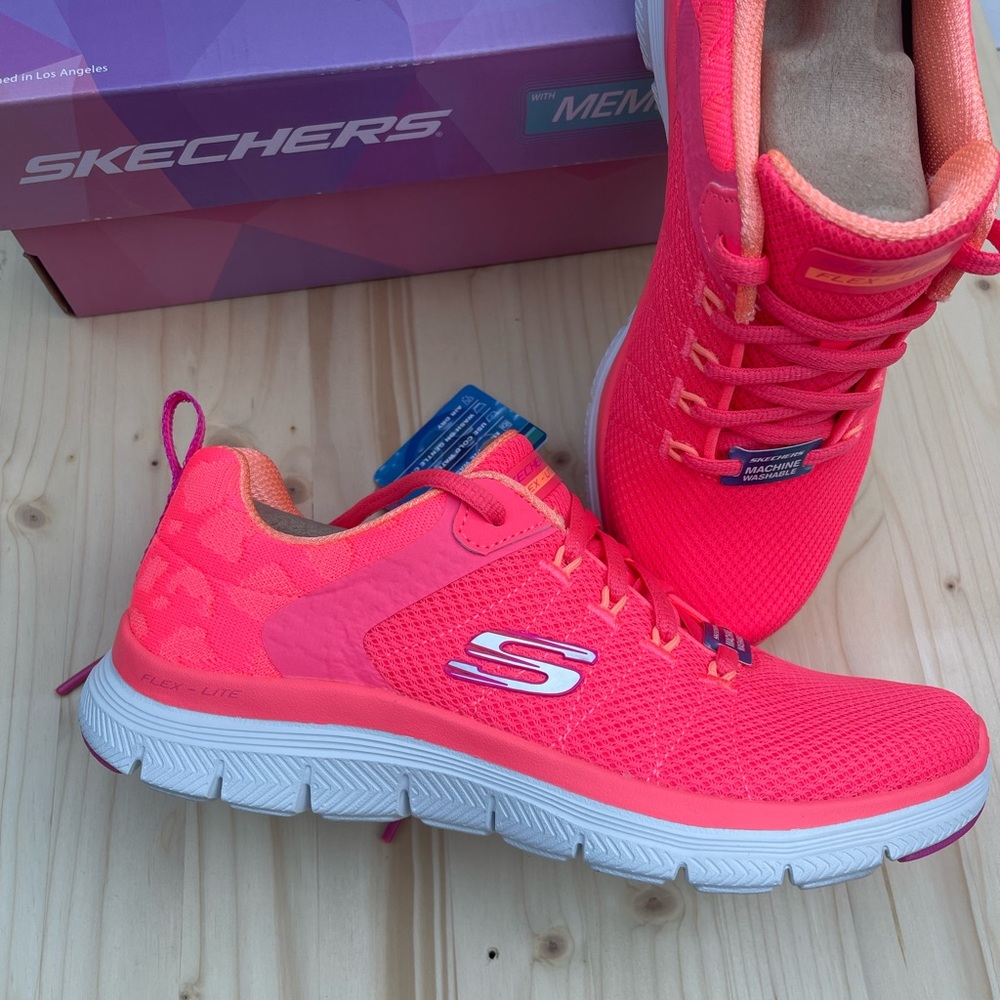 SKECHERS FLEX APPEAL 4.0-ELEGANT WAYS
• NEON/PINK . Women size 6